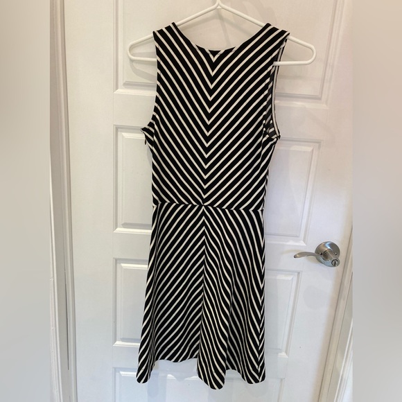 Women’s dress - Picture 3 of 4